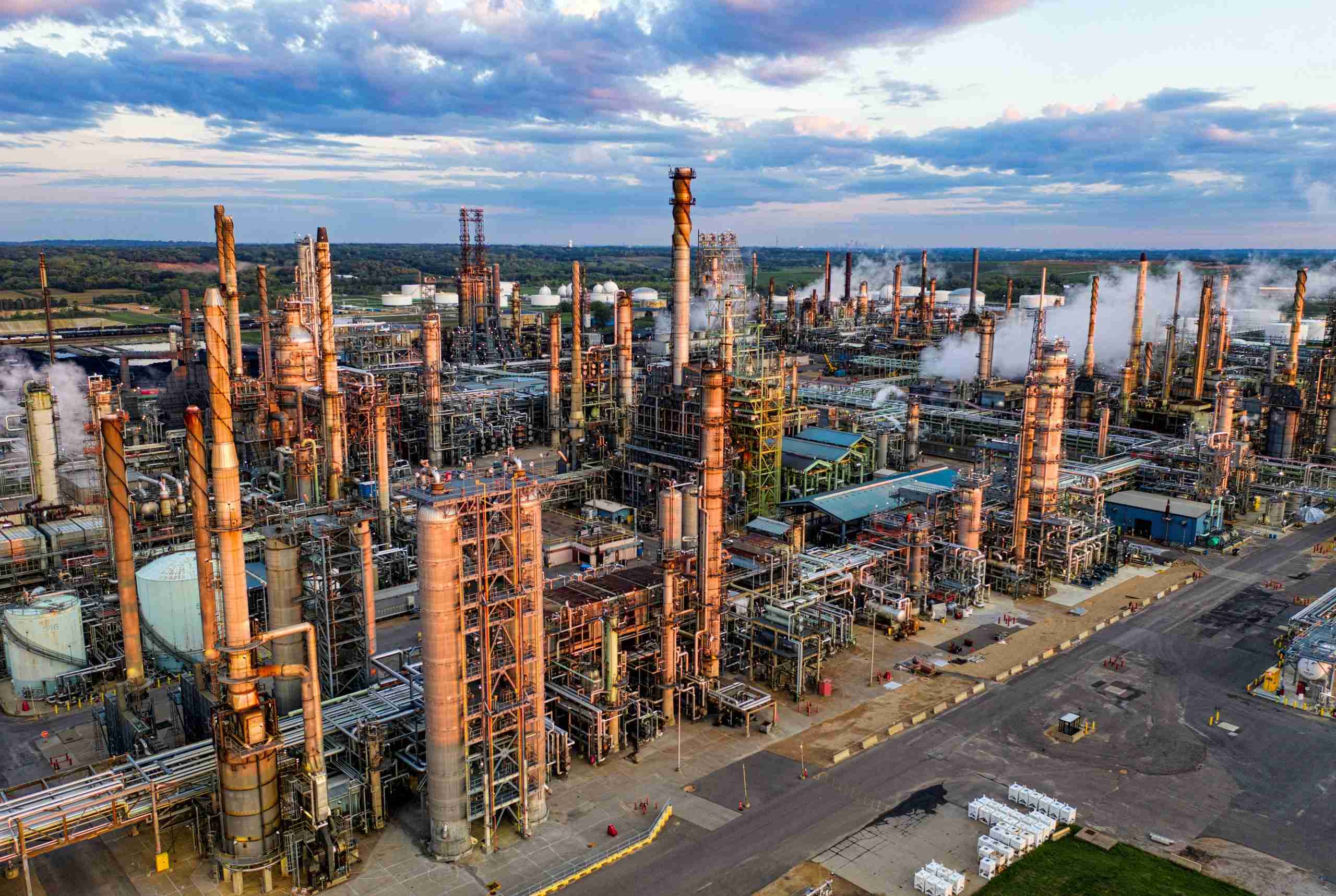 Вид сверху на нефтеперерабатывающий завод